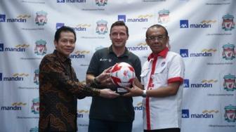 Sesmenpora Terima Kunjungan Legenda Liverpool Vladimir Smicer