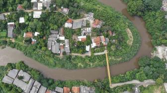 Diguyur Hujan Lebat, Warga di Bantaran Sungai Ciliwung Dievakuasi