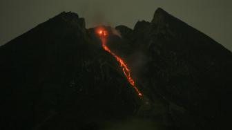 Luncuran lava pijar terlihat dari bukit Klangon, Cangkringan, Sleman, DI Yogyakarta, Kamis (7/2) malam. [ANTARA FOTO/Hendra Nurdiyansyah]