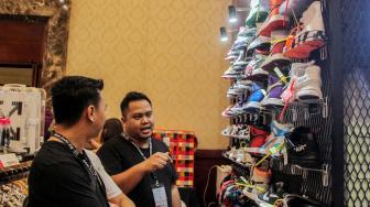 Pengunjung melihat berbagai macam sepatu yang ditawarkan dalam acara Jakarta Sneakers Day 2019 di The Hall Senayan City, Jakarta, Jumat (8/2). [Suara.com/Fakhri Hermansyah]