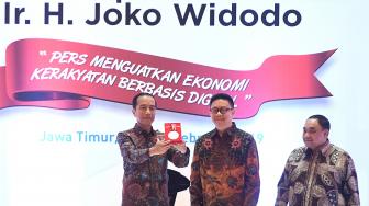 

Presiden Joko Widodo (kiri) didampingi Ketua Dewan Pers Yosep Adi Prasetyo (tengah) dan Penanggung jawab HPN 2019 Margiono (kanan) menunjukan medali kemerdekaan pers saat puncak perayaan Hari Pers Nasional (HPN) di Surabaya, Jawa Timur, Sabtu (9/2). [ANTARA FOTO/Zabur Karuru]