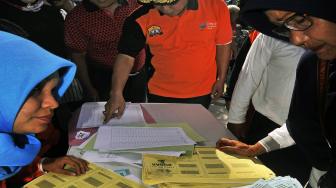 Pemeriksaan kesehatan calon jemaah haji di Aula Dinkes Serang, di Serang, Banten, Sabtu (9/2). [ANTARA FOTO/Asep Fathulrahman]