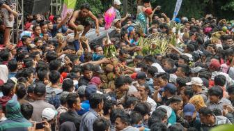 Ratusan warga berebut gunungan durian saat Festival Durian Lolong di Desa Lolong, Karanganyar, Kabupaten Pekalongan, Jawa Tengah, Sabtu (9/2). [ANTARA FOTO/Harviyan Perdana Putra]