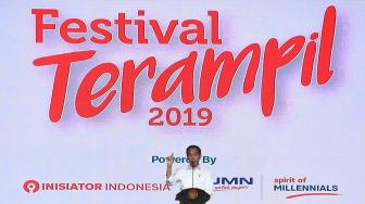 Presiden Joko Widodo menyampaikan pidato saat menghadiri Festival Terampil di Jakarta, Sabtu (9/2). ANTARA FOTO/Puspa Perwitasari