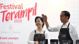 Presiden Joko Widodo (kanan) mengikuti kelas kopi dalam Festival Terampil di Jakarta, Sabtu (9/2). ANTARA FOTO/Puspa Perwitasari