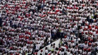 Sejumlah alumni SMA di Jakarta mengikuti deklarasi dukungan dari alumni SMA se-Jakarta untuk Joko Widodo di Istora Senayan, Jakarta, Minggu (10/2). ANTARA FOTO/Hafidz Mubarak A