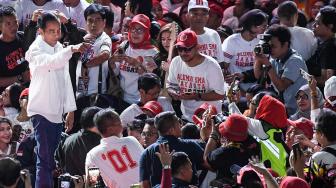 Calon Presiden nomor urut 01 Joko Widodo (kiri) menghadiri deklarasi dukungan dari alumni SMA se-Jakarta di Istora Senayan, Jakarta, Minggu (10/2). ANTARA FOTO/Hafidz Mubarak A