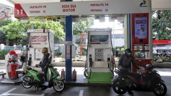 Warga melakukan pengisian bahan bakar Pertamax di SPBU Koko Kuningan, Jakarta, Minggu (10/2). [Suara.com/Muhaimin A Untung]