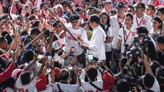 Tiga Pemuda Hampir Babak Belur Digebuki Pendukung Jokowi karena Pose 2 Jari