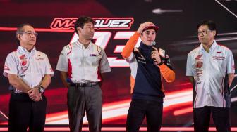 President Director AHM Toshiyuki Inuma (kiri), Executive Vice President Director AHM Johannes Loman (kanan), General Manager Race Operations Management Division Tetsuhiro Kuwata as HRC Director (kedua kiri) mendengarkan motivasi untuk pembalap muda dari pembalap MotoGP Marc Marquez (kedua kanan) saat peluncuran komposisi tim balap Astra Honda Racing Team (AHRT) di Bandung, Jawa Barat, Sabtu (9/2). ANTARA FOTO/M Agung Rajasa