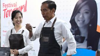 Presiden Joko Widodo mencicipi kopi saat mengikuti kelas kopi dalam Festival Terampil di Jakarta, Sabtu (9/2). ANTARA FOTO/Puspa Perwitasari