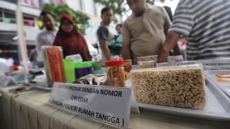 Petugas Badan Pengawasan Obat dan Makanan (BPOM) mensosialisasikan kepada warga jenis makanan dan produk kosmetik saat peringatan HUT ke-18 BPOM di Sarinah, MH Thamrin, Jakarta, Minggu (10/2). [Suara.com/Muhaimin A Untung]