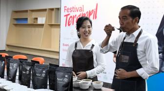 Presiden Joko Widodo mencicipi kopi saat mengikuti kelas kopi dalam Festival Terampil di Jakarta, Sabtu (9/2). ANTARA FOTO/Puspa Perwitasari