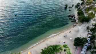 Sejumlah wisatawan mengunjungi objek wisata Pantai Dulanga di Kabupaten Gorontalo, Gorontalo, Sabtu (9/2). ANTARA FOTO/Adiwinata Solihin