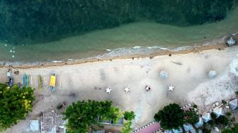 Sejumlah wisatawan mengunjungi objek wisata Pantai Dulanga di Kabupaten Gorontalo, Gorontalo, Sabtu (9/2). ANTARA FOTO/Adiwinata Solihin