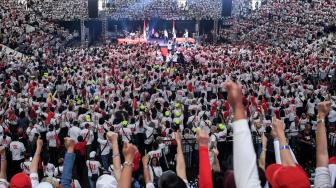 Calon Presiden nomor urut 01 Joko Widodo menyampaikan pidato saat menghadiri deklarasi dukungan dari alumni SMA se-Jakarta di Istora Senayan, Jakarta, Minggu (10/2). ANTARA FOTO/Hafidz Mubarak A