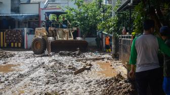 Suasana pascabanjir bandang yang terjadi di Pasir Jati, Cilengkrang, Kabupaten Bandung, Jawa Barat, Senin (11/2). [ANTARA FOTO/Raisan Al Farisi]