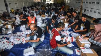 Sejumlah petugas melipat surat suara Pemilihan Presiden dan Wakil Presiden di Gudang Logistik KPU Kota Tasikmalaya, Jawa Barat, Senin (11/2). [ANTARA FOTO/Adeng Bustom]