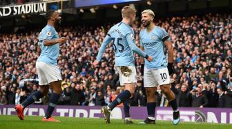 Striker Manchester City Sergio Aguero merayakan golnya usai mencetak gol ke gawang Chelsea selama pertandingan sepak bola Liga Premier Inggris antara Manchester City melawan Chelsea di Stadion Etihad, Manchester, Inggris, Minggu (10/2).[Oli SCARFF / AFP]
