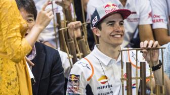 Begini Gaya Marc Marquez saat Bermain Angklung