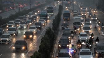 Best 5 Oto: Motoran di Musim Hujan, Vespa Elettrica RED, Mercedes-Benz di Indonesia
