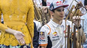 Pebalap MotoGP Marc Marquez memainkan angklung saat kunjungan di Saung Angklung Udjo, Bandung, Jawa Barat, Minggu (10/2). [ANTARA FOTO/M Agung Rajasa]