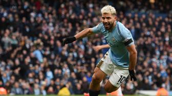 Striker Manchester City Sergio Aguero merayakan golnya usai mencetak gol ke gawang Chelsea selama pertandingan sepak bola Liga Premier Inggris antara Manchester City melawan Chelsea di Stadion Etihad, Manchester, Inggris, Minggu (10/2).[Oli SCARFF / AFP]
