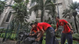 Sejumlah petugas Damkar membersihkan Gereja Katedral dan Masjid Istiqlal di Jakarta, Selasa (12/2). [Suara.com/Muhaimin A Untung]