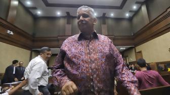 Direktur Utama PLN Sofyan Basir usai memberi keterangan saksi saat sidang terdakwa kasus dugaan suap proyek PLTU Riau-1 Idrus Marham di Pengadilan Tipikor, Jakarta, Selasa (12/2).  [Suara.com/Muhaimin A Untung]