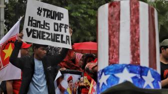 Sejumlah massa Gabungan Solidaritas untuk Venezuela melakukan aksi di depan Gedung Kedubes Amerika, Jakarta, Selasa (12/2). [Suara.com/Muhaimin A Untung]