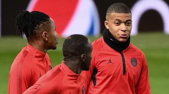 Suasana saat para pemain Paris Saint Germain berlatih di Old Trafford, Manchester,Inggris, Senin (11/2). [FRANCK FIFE / AFP]