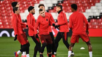 Suasana saat para pemain Paris Saint Germain berlatih di Old Trafford, Manchester,Inggris, Senin (11/2). [FRANCK FIFE / AFP]