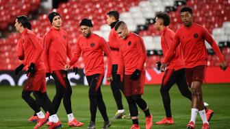 Suasana saat para pemain Paris Saint Germain berlatih di Old Trafford, Manchester,Inggris, Senin (11/2). [FRANCK FIFE / AFP]