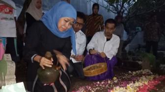 Ziarahi Suami Jelang Dilantik, Khofifah Ungkap Kisah Baju Pelantikan