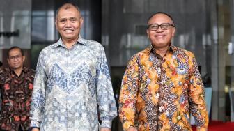 Ketua KPK Agus Rahardjo bersama Direktur Utama BPJS Ketenagakerjaan Agus Susanto memberi keterangan pada wartawan usai pertemuan di Gedung KPK, Jakarta, Rabu (13/2). [Suara.com/Muhaimin A Untung]