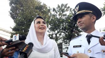 Viral Arumi Bachsin Diduga Ogah Salaman dengan Warga, Netizen Ramai Membela