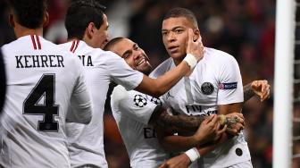 Striker Paris Saint Germain Kylian Mbappe merayakan golnya usai mencetak gol kedua timnya selama pertandingan leg pertama babak 16 besar Liga Champions antara Manchester United melawan Paris Saint Germain (PSG) di Old Trafford, Manchester, Inggris, Rabu (13/2) dini hari WIB. [FRANCK FIFE / AFP]
