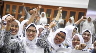 Sejumlah bidan meluapkan kegembiraan saat menonton pengesahaan UU tentang Kebidanan pada rapat paripurna DPR dari ruang rapat Komisi IX DPR di Kompleks Parlemen, Senayan, Jakarta, Rabu (13/2). [ANTARA FOTO/Hafidz Mubarak]