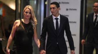 Angel Di Maria Dibela Wanita Cantik Ini Usai Insiden Pelemparan Botol