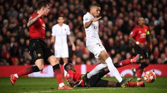 Striker Paris Saint Germain Kylian Mbappe menendang bola ke gawang Manchester United selama pertandingan leg pertama babak 16 besar Liga Champions antara Manchester United melawan Paris Saint Germain (PSG) di Old Trafford, Manchester, Inggris, Rabu (13/2) dini hari WIB. [FRANCK FIFE / AFP]