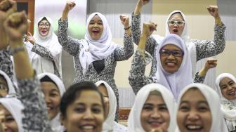 Sejumlah bidan meluapkan kegembiraan saat menonton pengesahaan UU tentang Kebidanan pada rapat paripurna DPR dari ruang rapat Komisi IX DPR di Kompleks Parlemen, Senayan, Jakarta, Rabu (13/2). [ANTARA FOTO/Hafidz Mubarak]