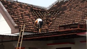 Suasana rumah warga yang terdampak angin puting beliung di Desa Randegan, Tanggulangin, Sidoarjo, Jawa Timur, Kamis (14/2). [ANTARA FOTO/Umarul Faruq]
