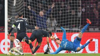 Gelandang Ajax, Hakim Ziyech mencetak gol penyeimbang selama pertandingan leg pertama babak 16 besar Liga Champions antara Ajax Amsterdam melawan Real Madrid di Johan Cruijff Arena, Amsterdam, Belanda, Kamis (14/2) dini hari WIB. [EMMANUEL DUNAND / AFP]
