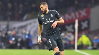 Pemain depan Real Madrid Karim Benzema berlari dengan bola selama pertandingan leg pertama babak 16 besar Liga Champions antara Ajax Amsterdam melawan Real Madrid di Johan Cruijff Arena, Amsterdam, Belanda, Kamis (14/2) dini hari WIB. [EMMANUEL DUNAND / AFP]