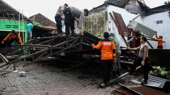 Satu Pesantren di Sukabumi Rusak Diterjang Hujan dan Angin Kencang