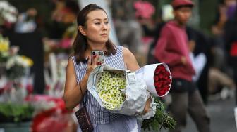 Warga membeli bunga di Pasar Rawa Belong, Jakarta, Kamis (14/2). [Suara.com/Muhaimin A Untung]
