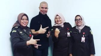 Jaksa Pose 2 Jari saat Foto Bareng Ahmad Dhani, Kajati Jatim Ogah Komentar