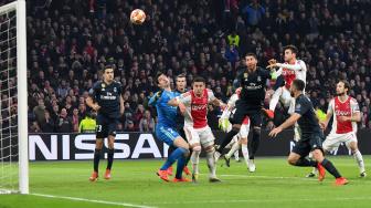 Bek Ajax Nicolas Tagliafico mencetak gol yang ditolak setelah pertimbangan VAR selama pertandingan leg pertama babak 16 besar Liga Champions antara Ajax Amsterdam melawan Real Madrid di Johan Cruijff Arena, Amsterdam, Belanda, Kamis (14/2) dini hari WIB. [EMMANUEL DUNAND / AFP]
