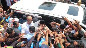 Ramai Jamaah di Serambi Masjid Kauman, Prabowo Malah Lewat Belakang