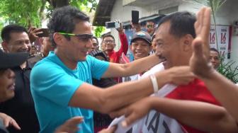 Sandiaga Mendadak Kalungkan Sorban ke Pendukung Jokowi, Simbol Apa?